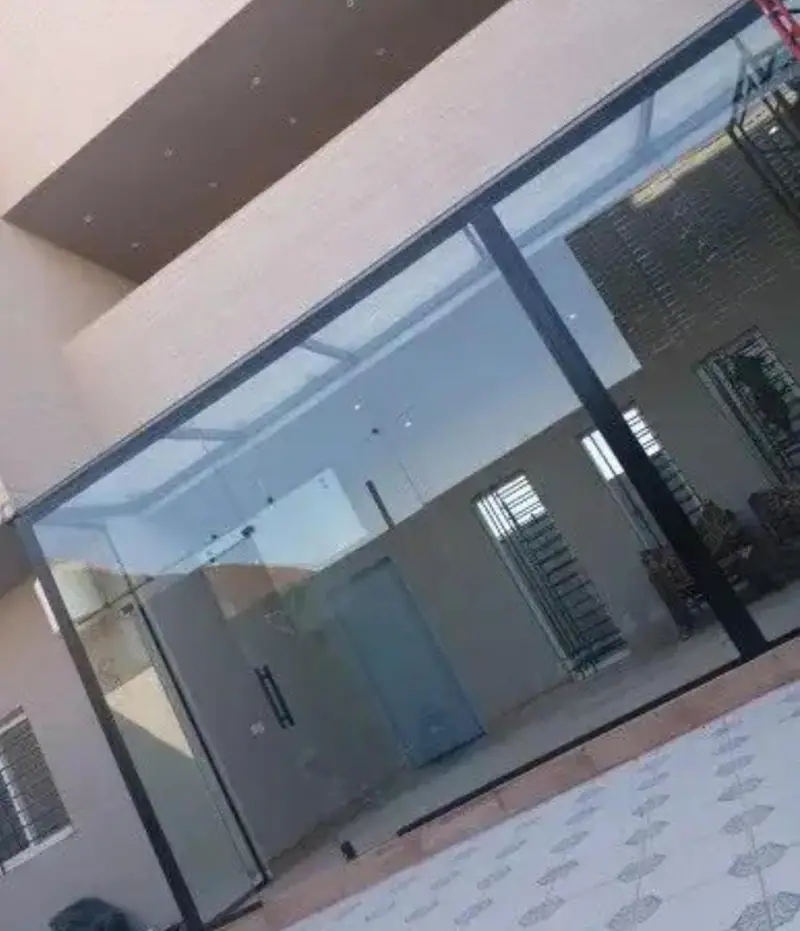 نموذج لأعمال الزجاج